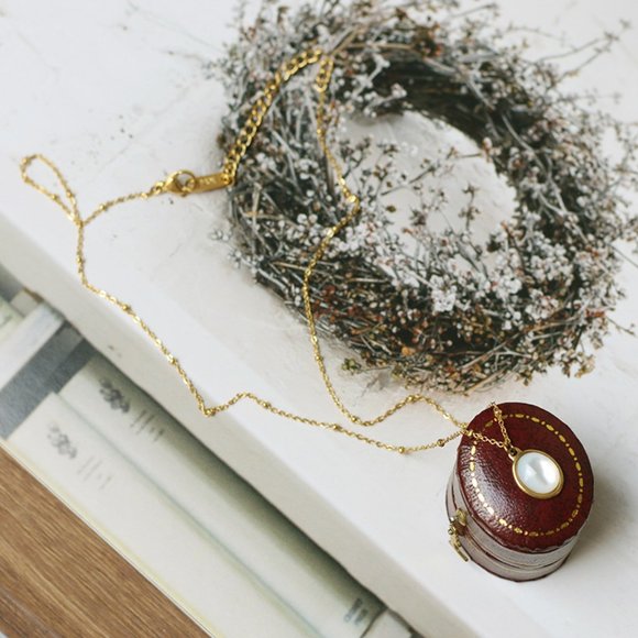 NEW 18K Gold Plated Vintage Retro Mother of Pearl Lolita Oval Pendant Necklace - Picture 4 of 11